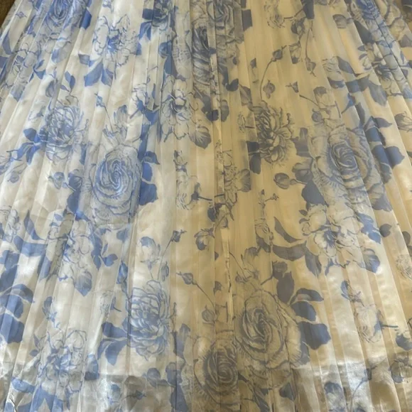 SOLD White and blue floral dress - Picture 2 of 10